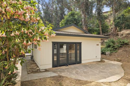 929 Victoria St, Santa Barbara, CA 93101-4744