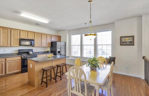 3821 Chattahoochee Summit Dr, Atlanta, GA 30339-3247