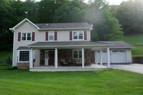 637 Hartwood Ln, Altoona, PA 16601-7300