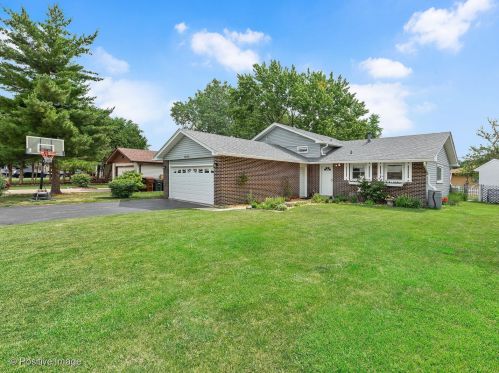 16135 Debra Dr, Oak Forest, IL 60452-3716
