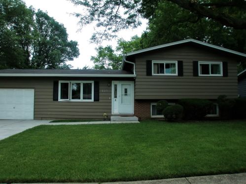 829 Spring St, South Elgin, IL 60177-1425