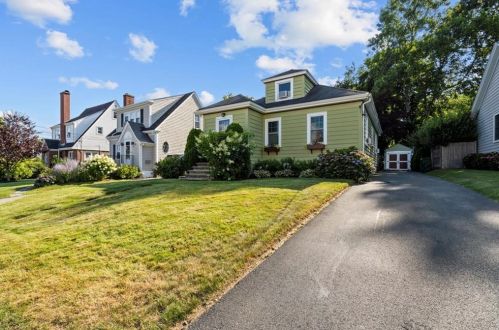 21 Whitwell Ave, Middletown, RI 02840-2221