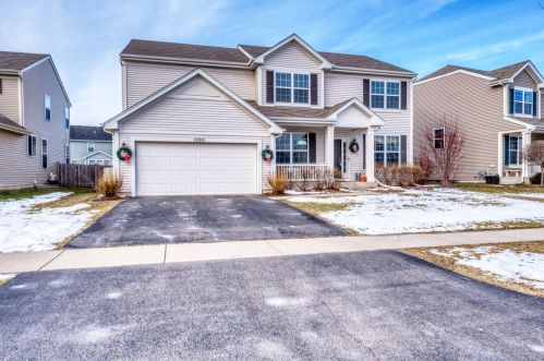 1090 Clearwater Dr, Pingree Grove, IL 60140-2080