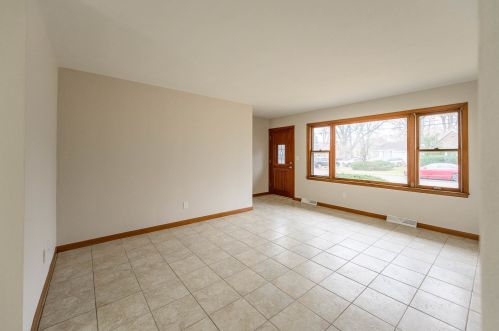 1333 Eastview Dr, Waukegan, IL 60085-2156