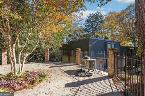 74 Montre Sq, Atlanta GA  30327-4044 exterior