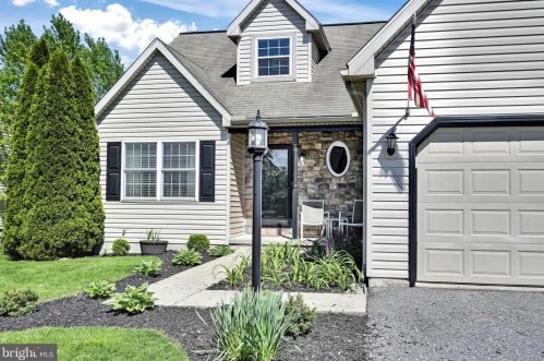 1890 Ashcombe Dr, York, PA 17315-3708