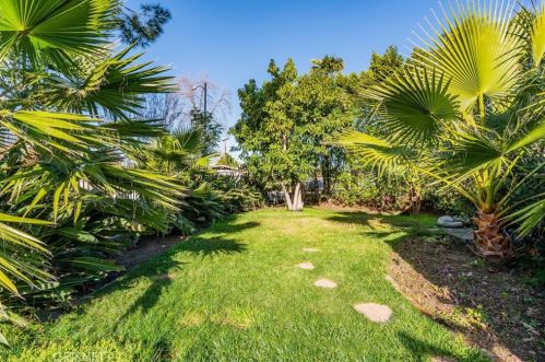 8010 Crosnoe Ave, Van Nuys CA  91402-5529 exterior