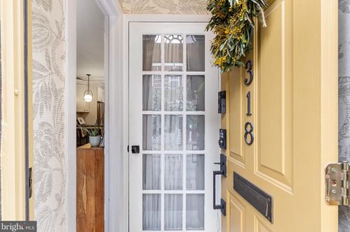 318 Juniper St, Philadelphia, PA 19107-5818