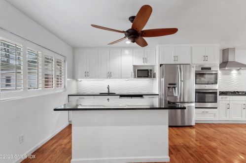 17 Circle Dr, Greenwich CT  06830-6737 exterior