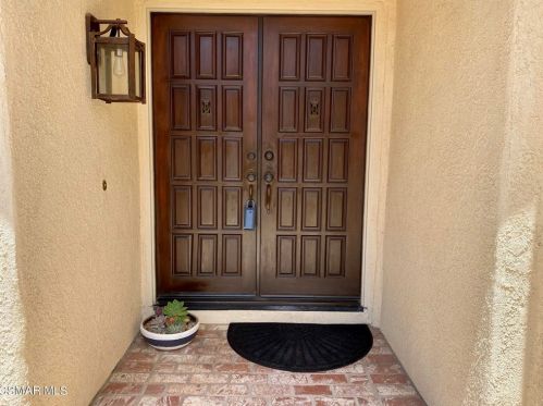 390 Country Club Dr, Simi Valley CA  93065-7659 exterior