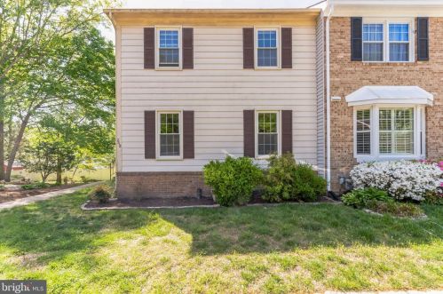 7318 Eggar Woods Ln, Springfield VA  22153-2012 exterior