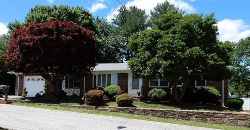 3 Lena Dr, Providence, RI 02919-2443