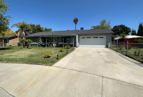 800 Belinda Ln, Redlands, CA 92374-4956