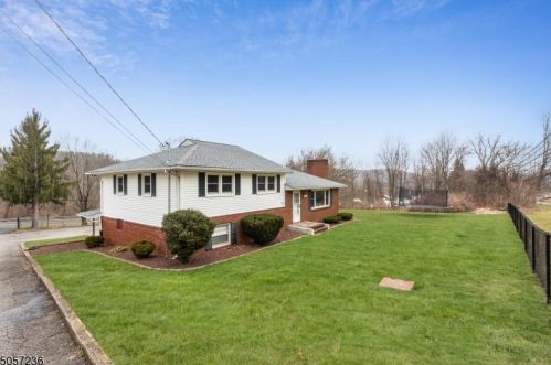 12 Russling Rd, Hackettstown, NJ 07840-4827