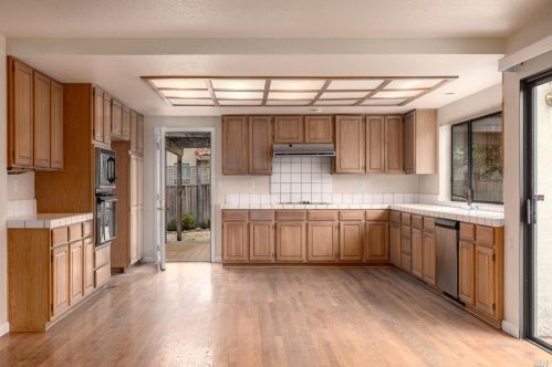 417 Foxwood Ct, Windsor, CA 95492-8051