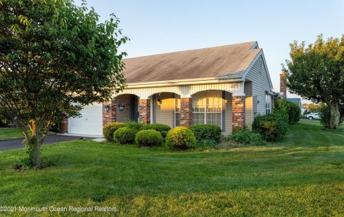 40 Durham Ave, Lakehurst, NJ 08759-6648