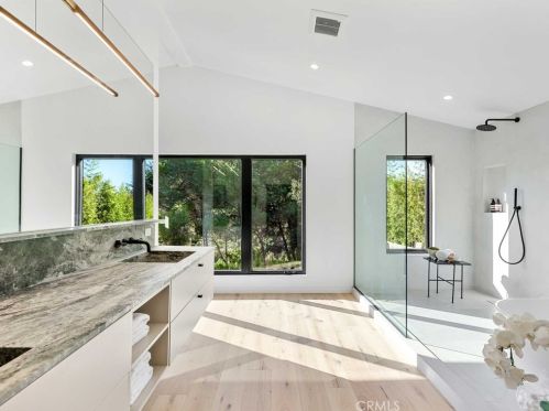 17252 Escalon Dr, Van Nuys CA  91436-4032 exterior