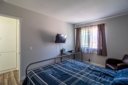 6875 Crest Ave, Riverside CA  92503-1162 exterior