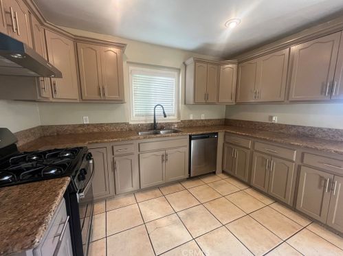 8709 6th Ave, Inglewood, CA 90305-2411