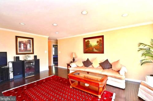 10801 Midsummer Dr, Herndon, VA 20191-5103