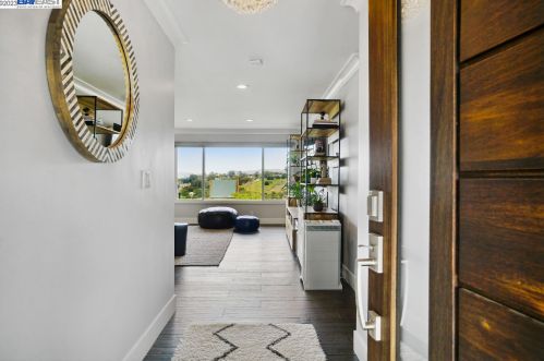 3692 Oakes Dr, Hayward, CA 94542-1717