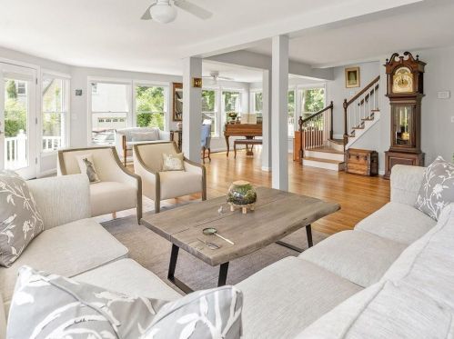 41 8th Ave, Warwick, RI 02886-8338