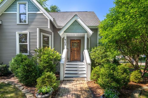 705 Brainard St, Naperville, IL 60563-3132