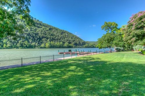 3921 Cyn Gln Cir, Austin TX  78732-2187 exterior