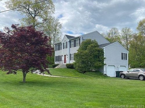 37 Stephen Ct, Waterbury, CT 06712-1813