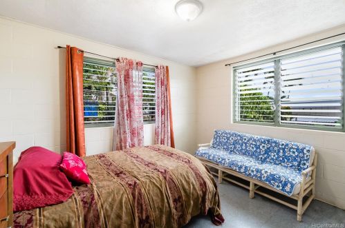 1561 Meyers St, Honolulu HI  96819-2514 exterior