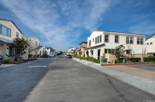 4252 5th St, Santa Ana, CA 92703-3220