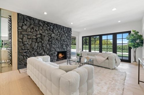 3701 Royal Woods Dr, Van Nuys CA  91403-4217 exterior
