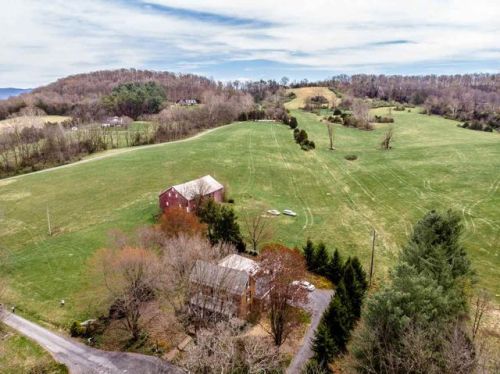 112 Old Forge Ln, Weyers Cave, VA 24486-2329