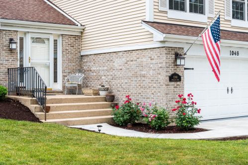 1048 Woodlake Dr, Carol Stream, IL 60188-6092