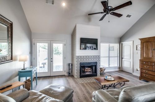 2433 Coachlight Ln, Conroe TX  exterior