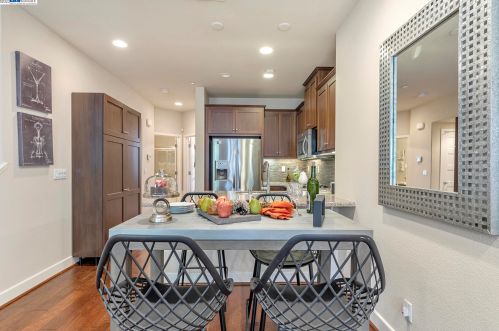 6661 Tralee Village Dr, Pleasanton, CA 94568-1747