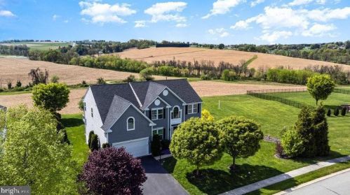 1525 Karens Way, York, PA 17402-8546