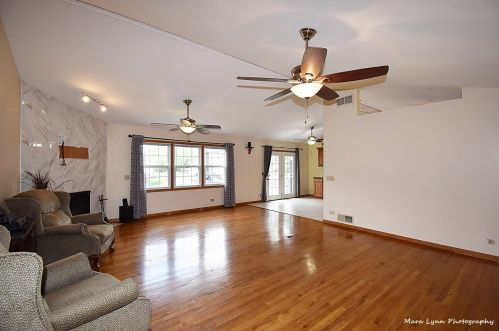 324 Julie Ln, Pingree Grove IL  60140-8397 exterior