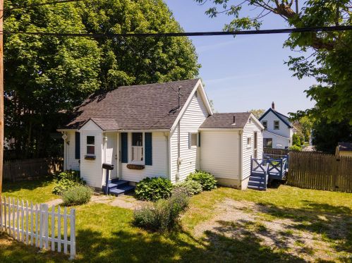 27 Knott St, Rockland, ME 04841-2413