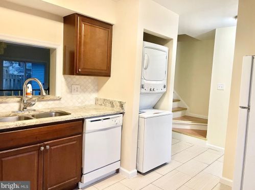 2131 Oram Pl, Herndon VA  20170-4356 exterior