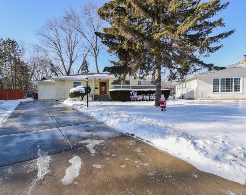 1911 Niva Ct, Waukegan, IL 60087-4718