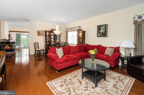 82 Hummingbird Dr, Trenton, NJ 08690-3544