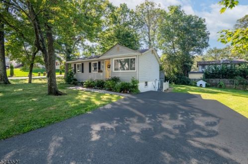 24 Carteret Rd, Hopatcong, NJ 07843-1026