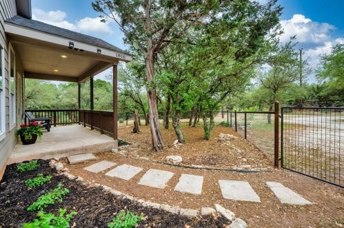 1816 Spring Valley Dr, Mount Sharp, TX 78620-4095
