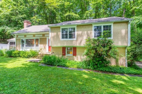 59 Raynor Rd, Morristown, NJ 07960-2516