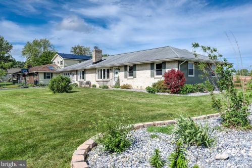 1399 Shuman Dr, Carlisle PA  17015-9247 exterior