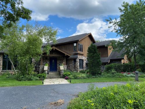 22 Chatham Ln, Oak Brook, IL 60523-2349