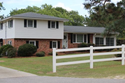 1004 Pineneedle Rd, Hartsville, SC 29550-8452