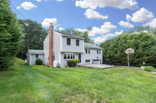 31 Pine Tree Rd, Upper Stepney, CT 06468-1027