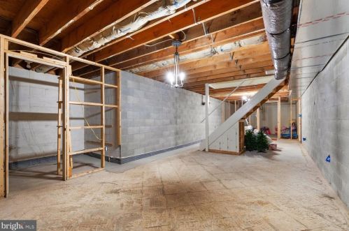 2146 Stonecrest Dr, Lancaster PA  17601-5437 exterior